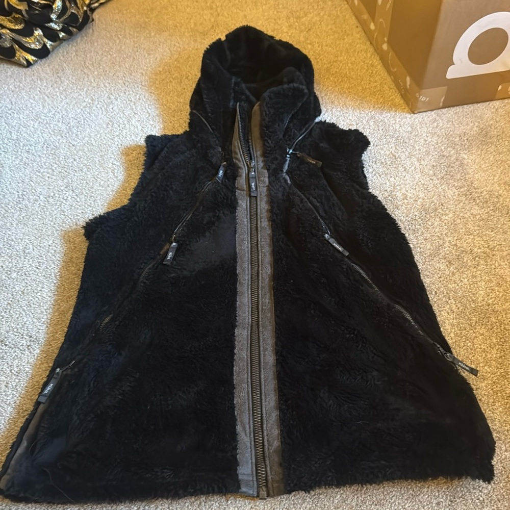 Kuhl furry black vest with zippers